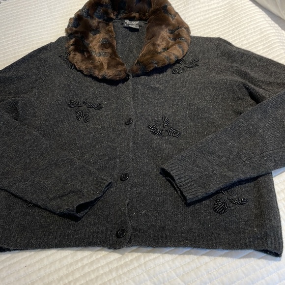 Gray lambswool and nylon cardigan with detachable faux fur collar - Picture 2 of 6